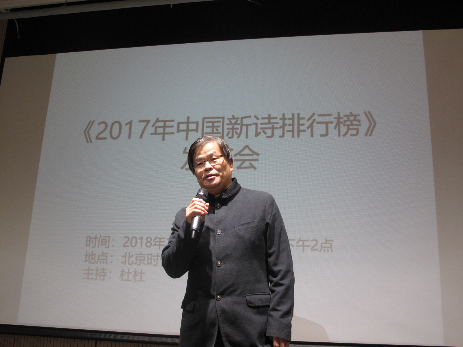 5、中国画报出版社编委会副主任冯章在发言.JPG
