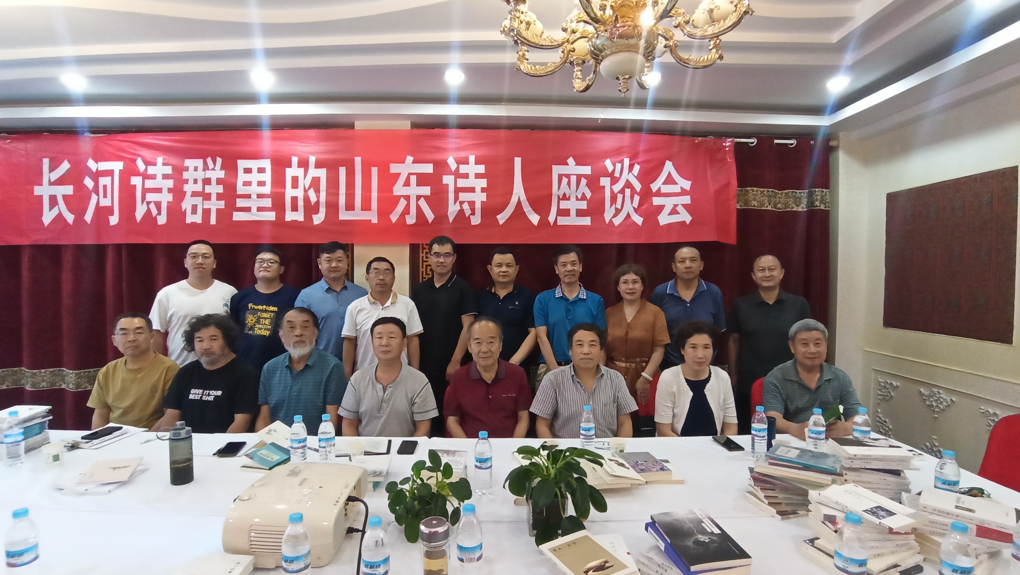座谈会合影7.29.jpg