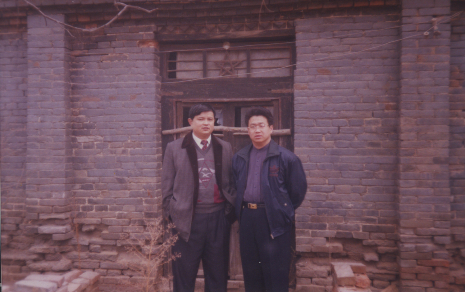 1996年，马启代与高艳国摄于桑恒昌先生旧居