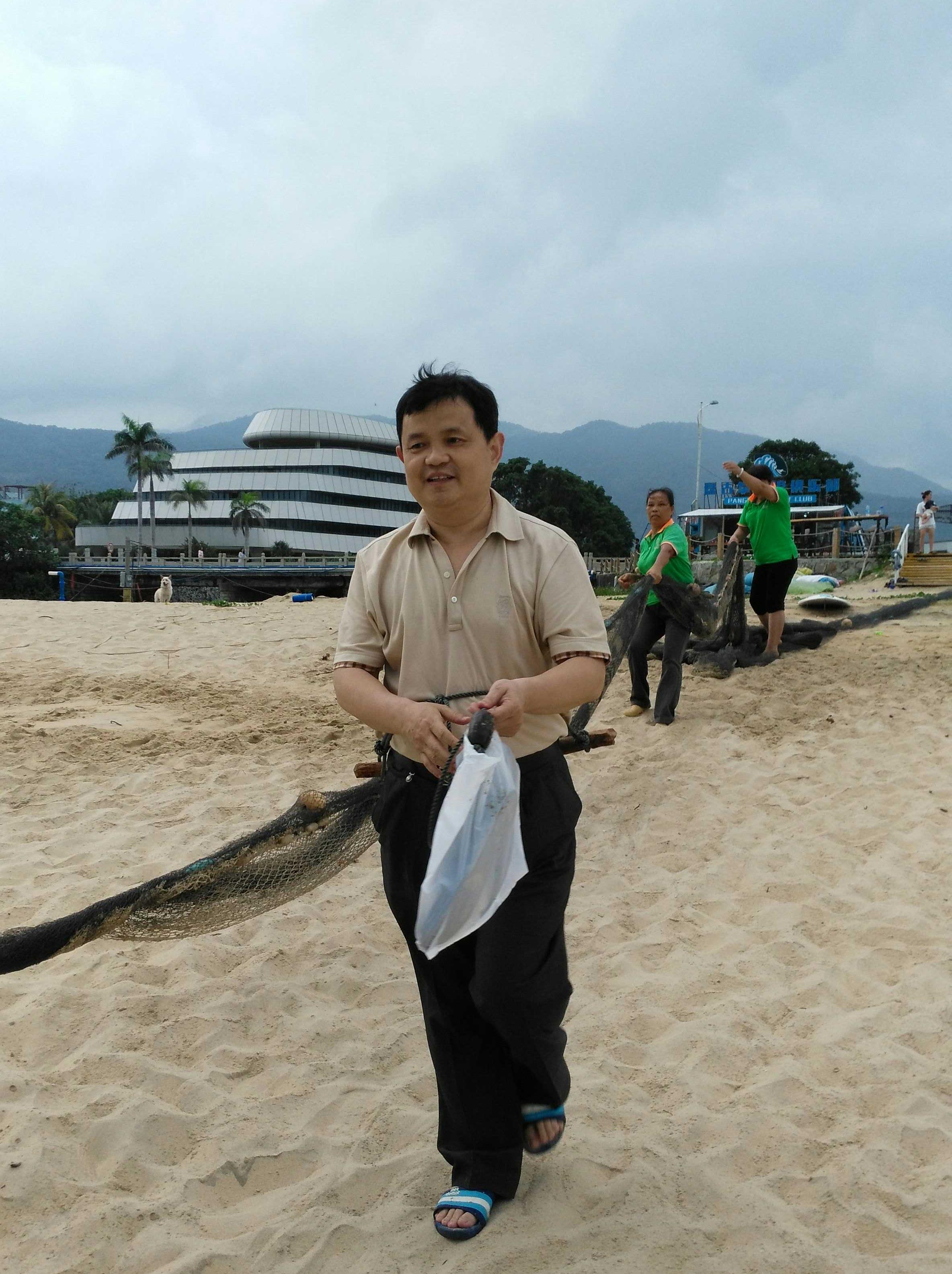 马启代在日月湾沙滩准备拉海.jpg