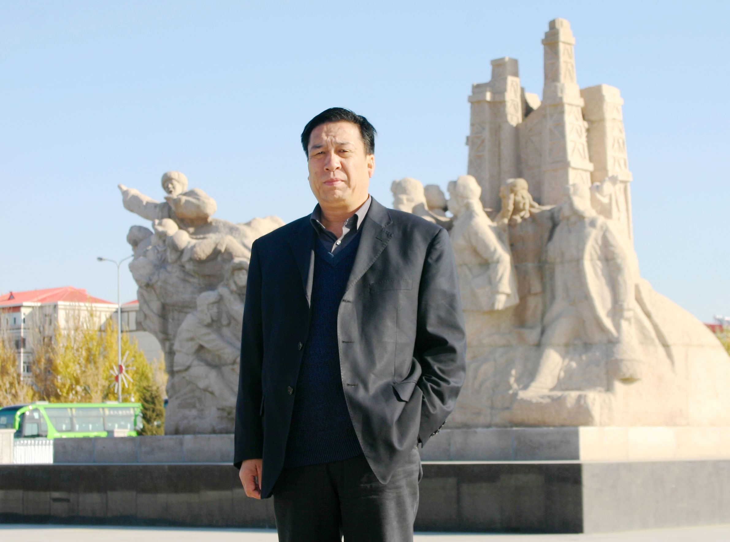 在大庆市纪念馆前.JPG