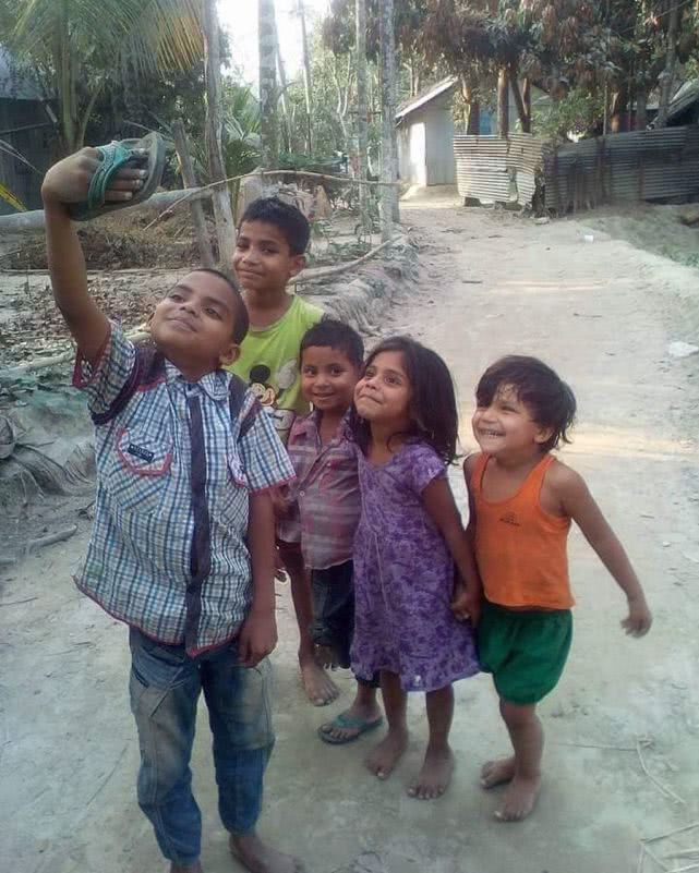 5名印度小孩“自拍照”.jpg