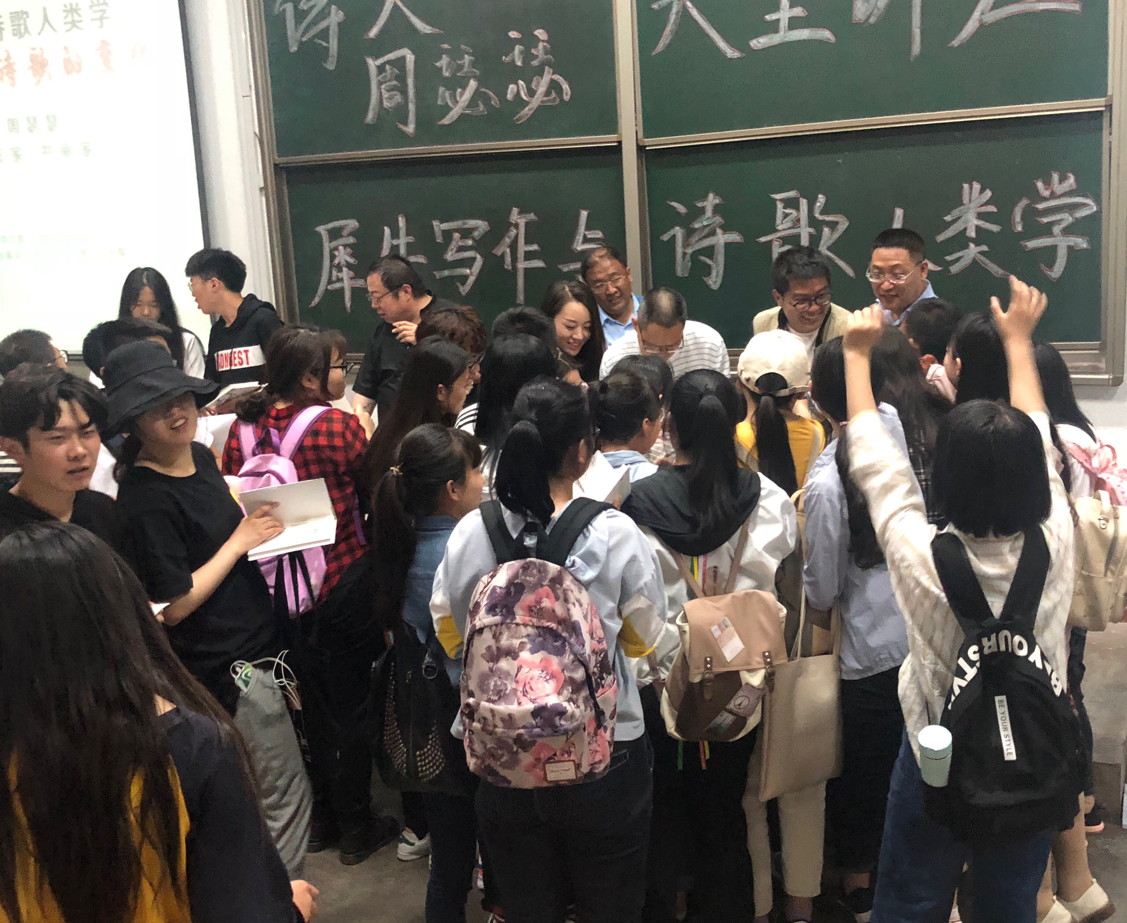 给大学生们签名.jpg